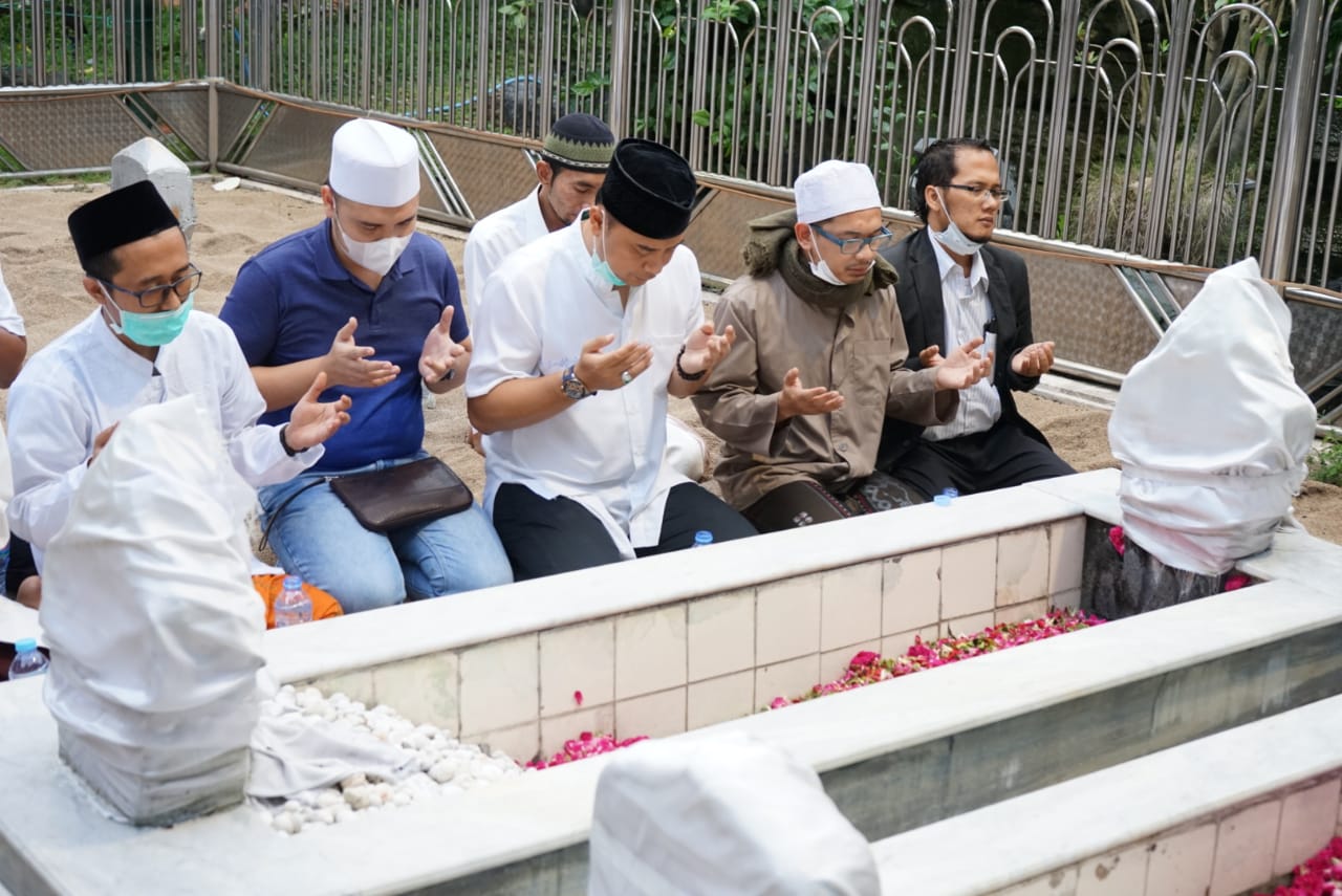 Eri Cahyadi ketika melakukan ijazah Kiai Nawawi. (Foto: PDI Perjuangan)