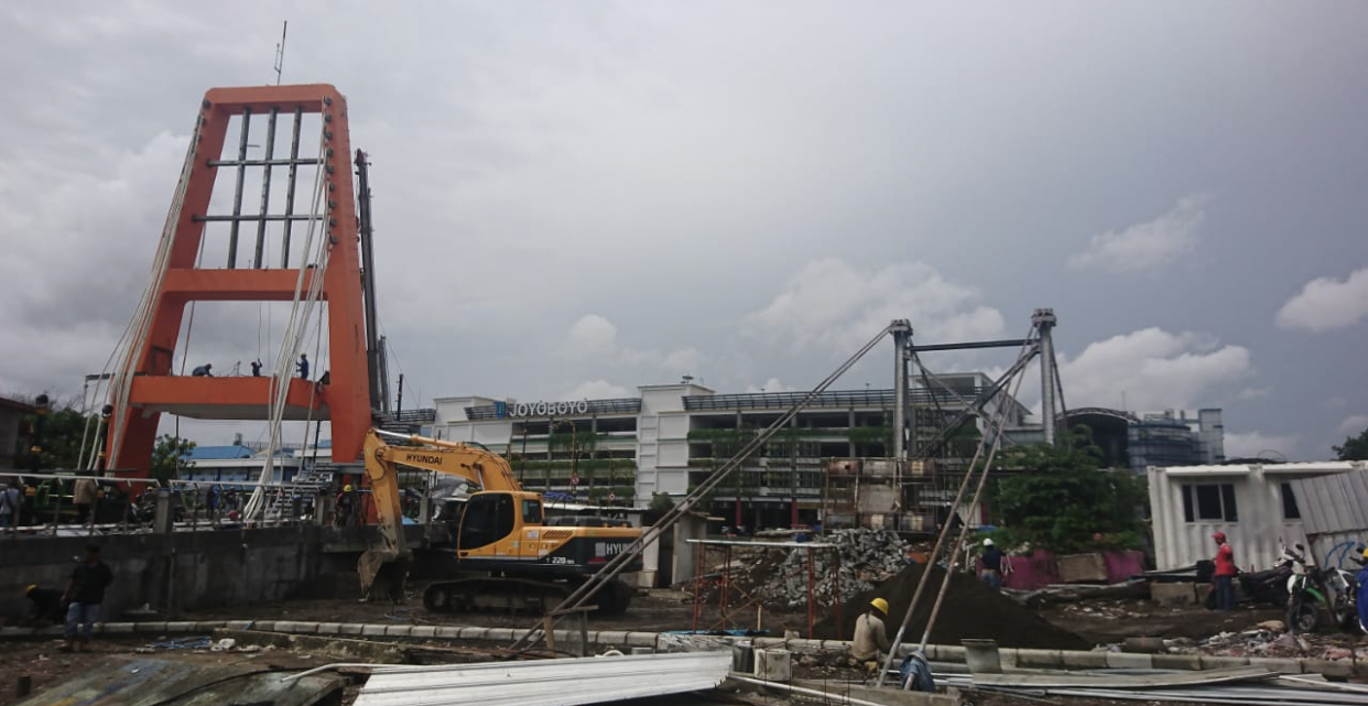 Jembatan Joyoboyo yang masih dalam proses pengerjaan (Foto: Andhi Dwi/Ngopibareng.id)