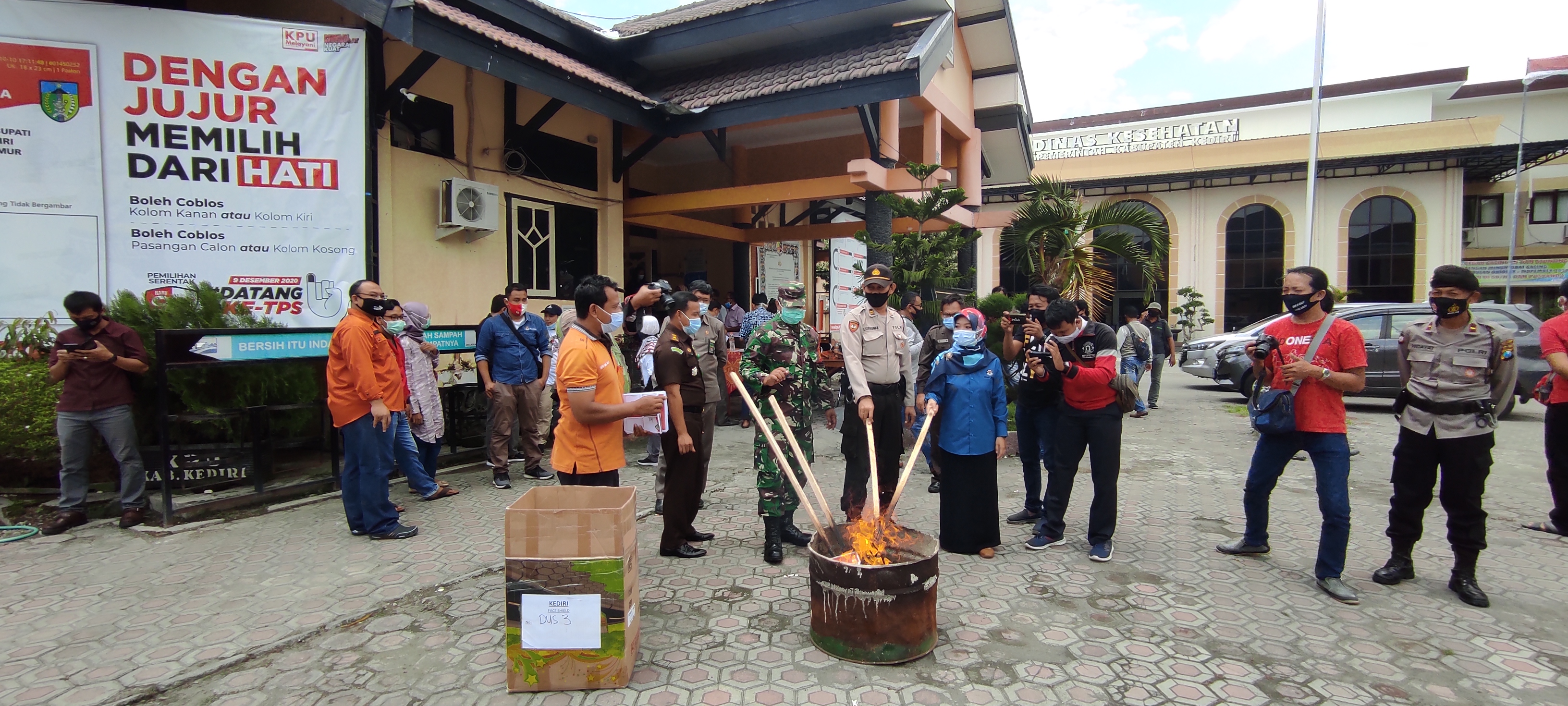 Kpu kabupaten Kediri musnahkan ribuan surat suara cacat cetak (fendhy/ngopibareng.id) 