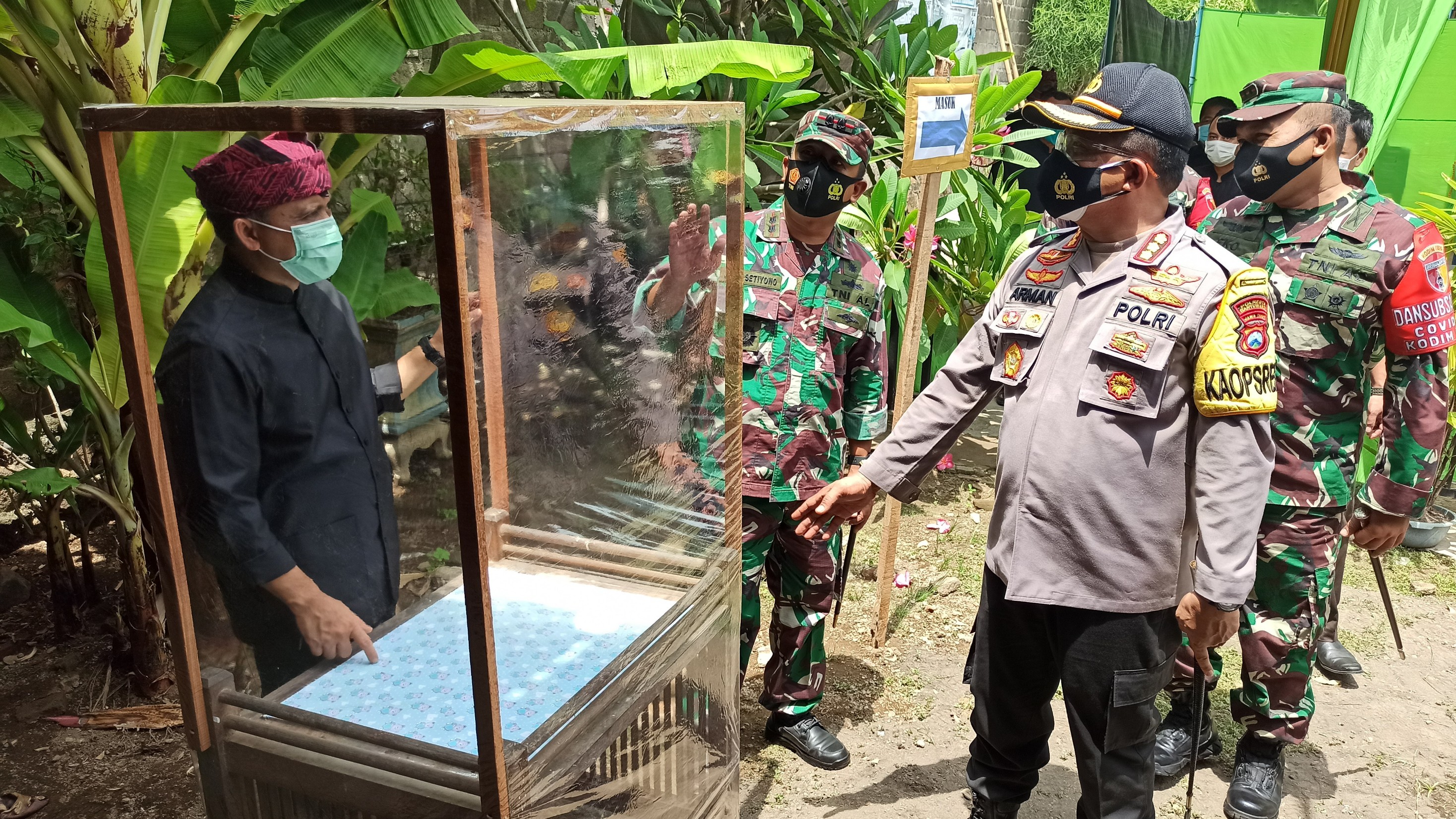 Forkopimda mengecek bilik khusus untuk pemilih yang bersuhu tinggi di TPS 03 Kelurahan Giri, Kecamatan Giri, Banyuwangi (foto:Muh Hujaini/Ngopibareng.id)