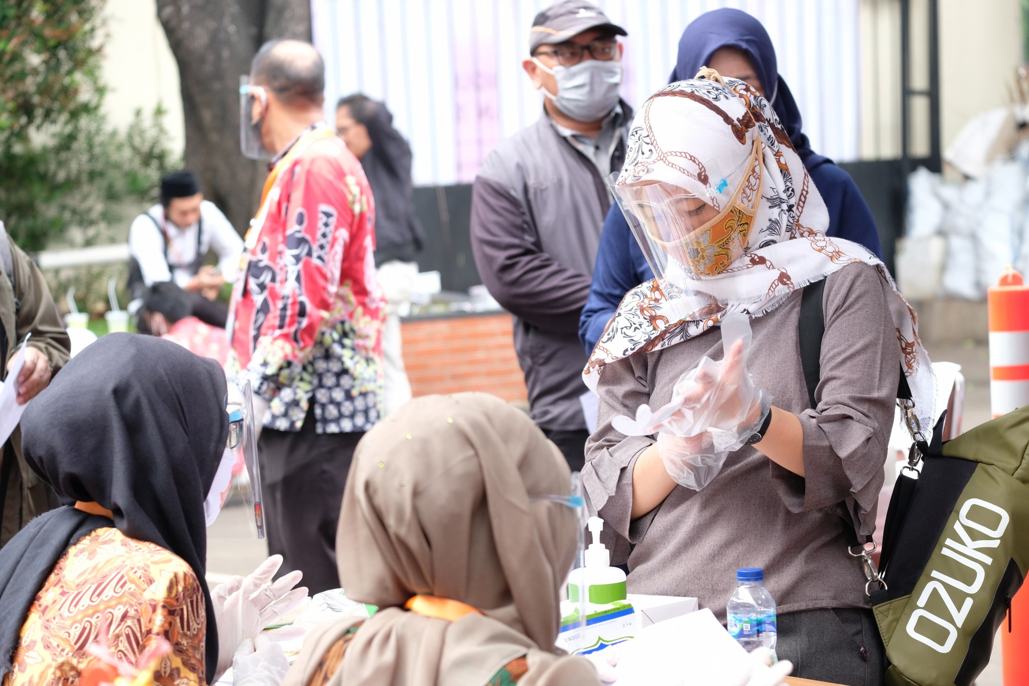 Pegawai Komisi Pemilihan Umum (KPU) mengikuti simulasi pemungutan suara pemilihan serentak 2020 di Jakarta, Rabu, 22 Juli 2020. Simulasi tersebut digelar untuk memberikan edukasi kepada masyarakat terkait proses pemungutan dan penghitungan suara Pilkada serentak 2020 yang akan dilaksanakan pada 9 Desember 2020 dengan menerapkan protokol kesehatan COVID-19. (Foto: Ismail Pohan/TrenAsia)