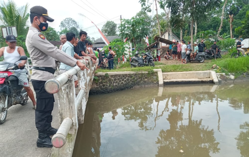 Kapolsek Gambiran, AKP Suryono Bhakti menunjukkan TKP tenggelamnya dua kakak beradik (foto:istimewa)