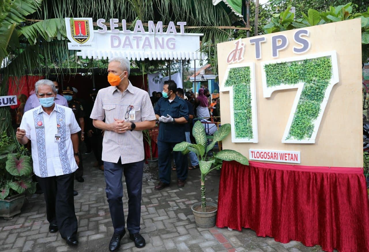 Gubernur Jawa Tengah Ganjar Pranowo cek kesiapan dan protokol kesehatan di TPS, jelang hari pencoblosan Pilkada 2020 besok. (istimewa)