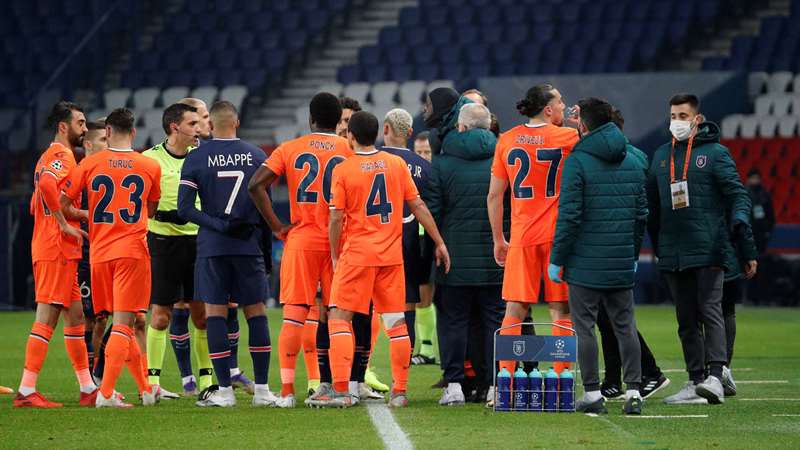 Para pemain Istanbul Basaksehir memprotes ofisial keempat di laga kontra PSG. (Foto: Twitter/@PSG_inside) 