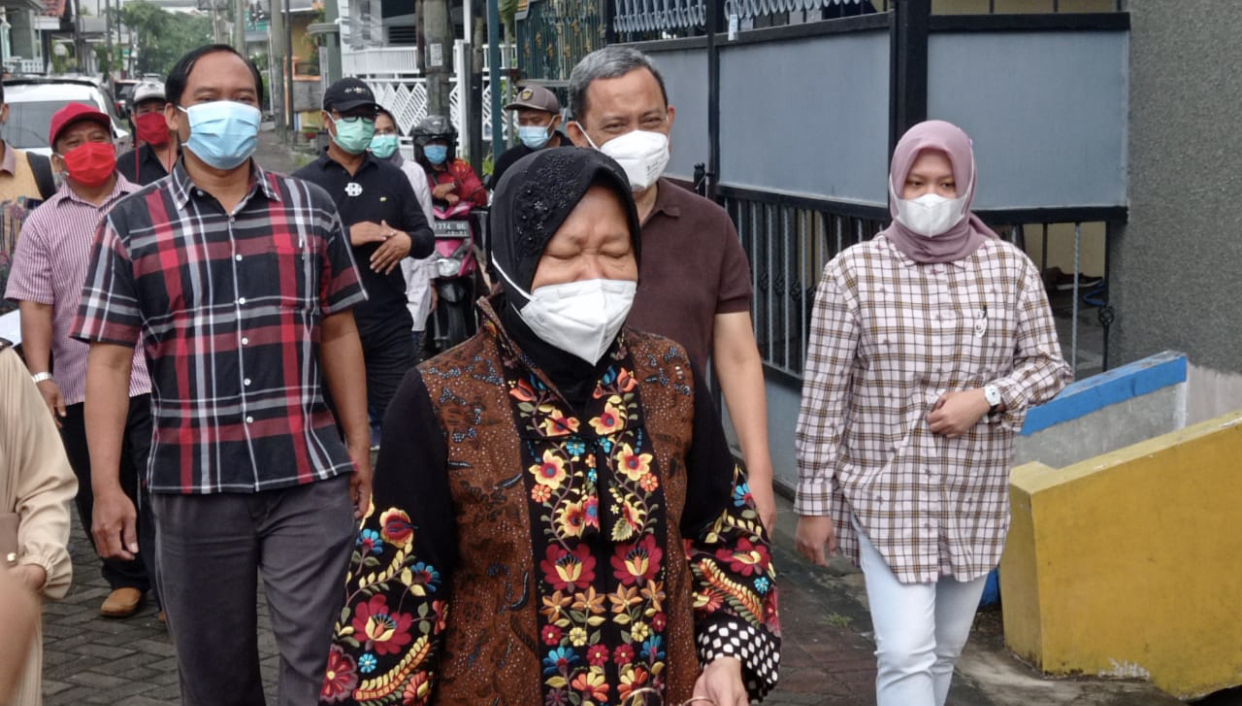 Walikota Surabaya, Tri Rismaharini, ketika mendatangi TPS yang berada di dekat rumahnya (Foto: Andhi Dwi/Ngopibareng.id)