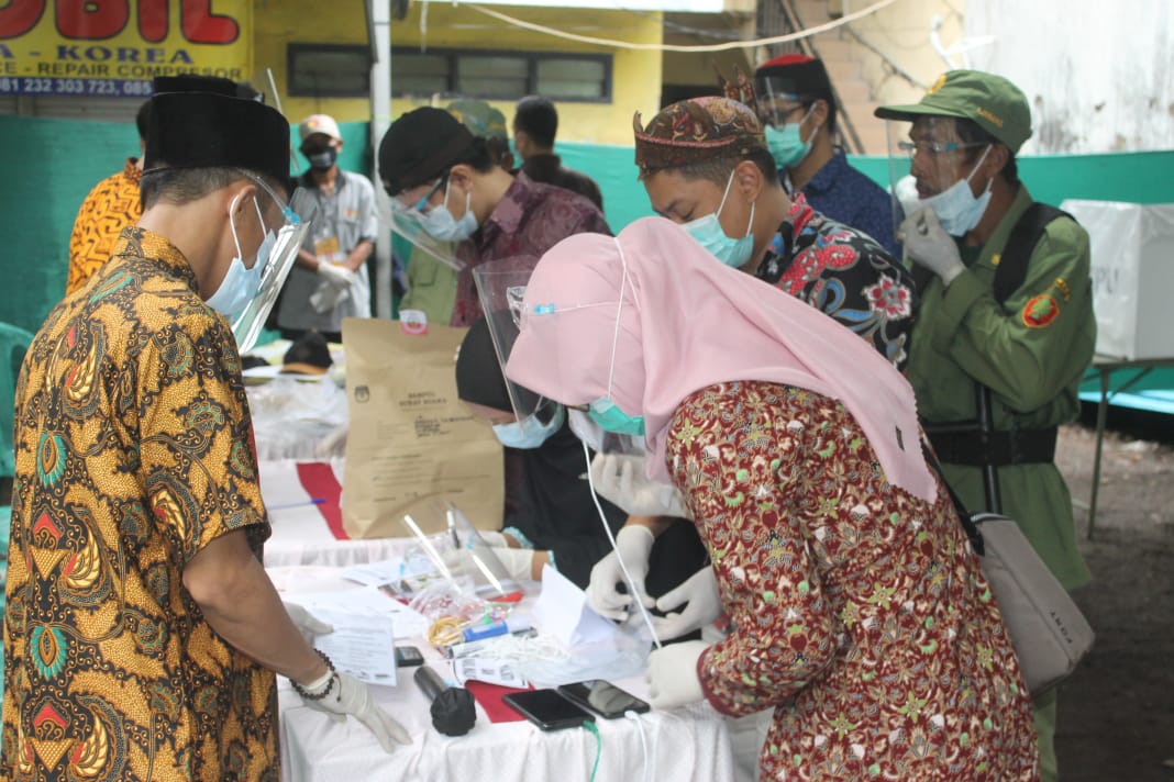 Petugas KPPS TPS 017 Kelurahan Manyar Sabrangan. (Foto: Asmanu Soedarso/Ngopibareng.id)