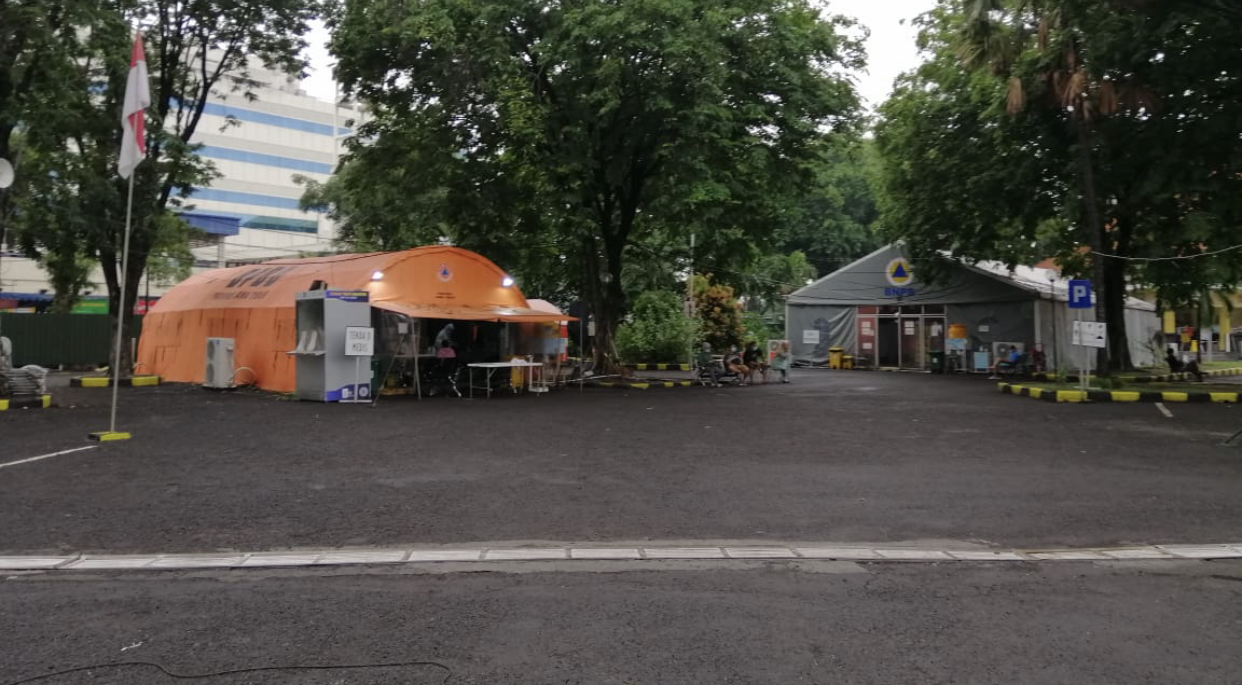 Rumah Sakit Darurat Lapangan Pangkogabwilhan II di Jalan Indrapura. (Foto: Andhi Dwi/Ngopibareng.id)