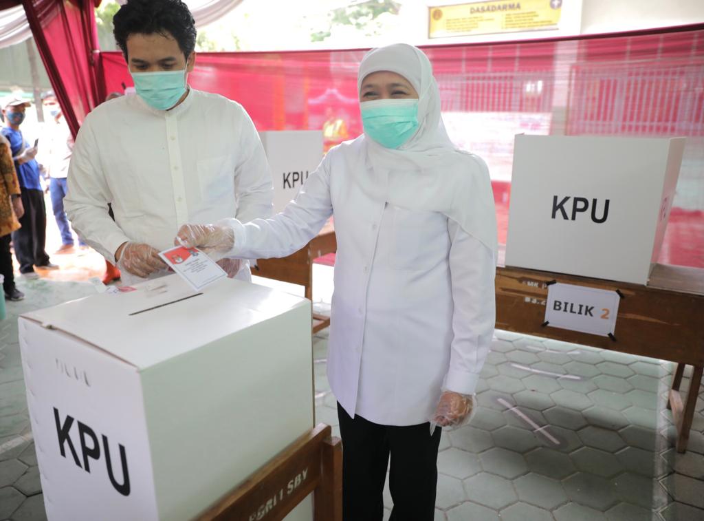 Gubernur Jatim, Khofifah Indar Parawansa saat memenuhi hak pilihnya di TPS 25 Jemur Wonosari, Surabaya, Rabu 9 Desember 2020. (Foto: Istimewa) 