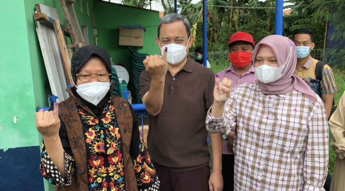 Wali Kota Surabaya, Tri Rismaharini, usai mencoblos di TPS di dekat rumahnya (Foto: Andhi Dwi/Ngopibareng.id)