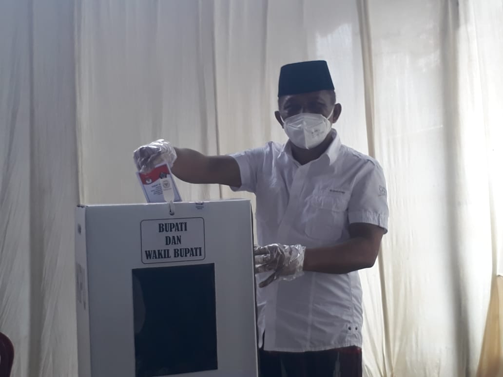 Calon Wakil Bupati Blitar nomor urut 1, Marhaenis nyoblos di TPS 07 Desa Bendosewu, Kecamatan Talun, Rabu 9 Desember 2020. (Foto: Choirul Anam)