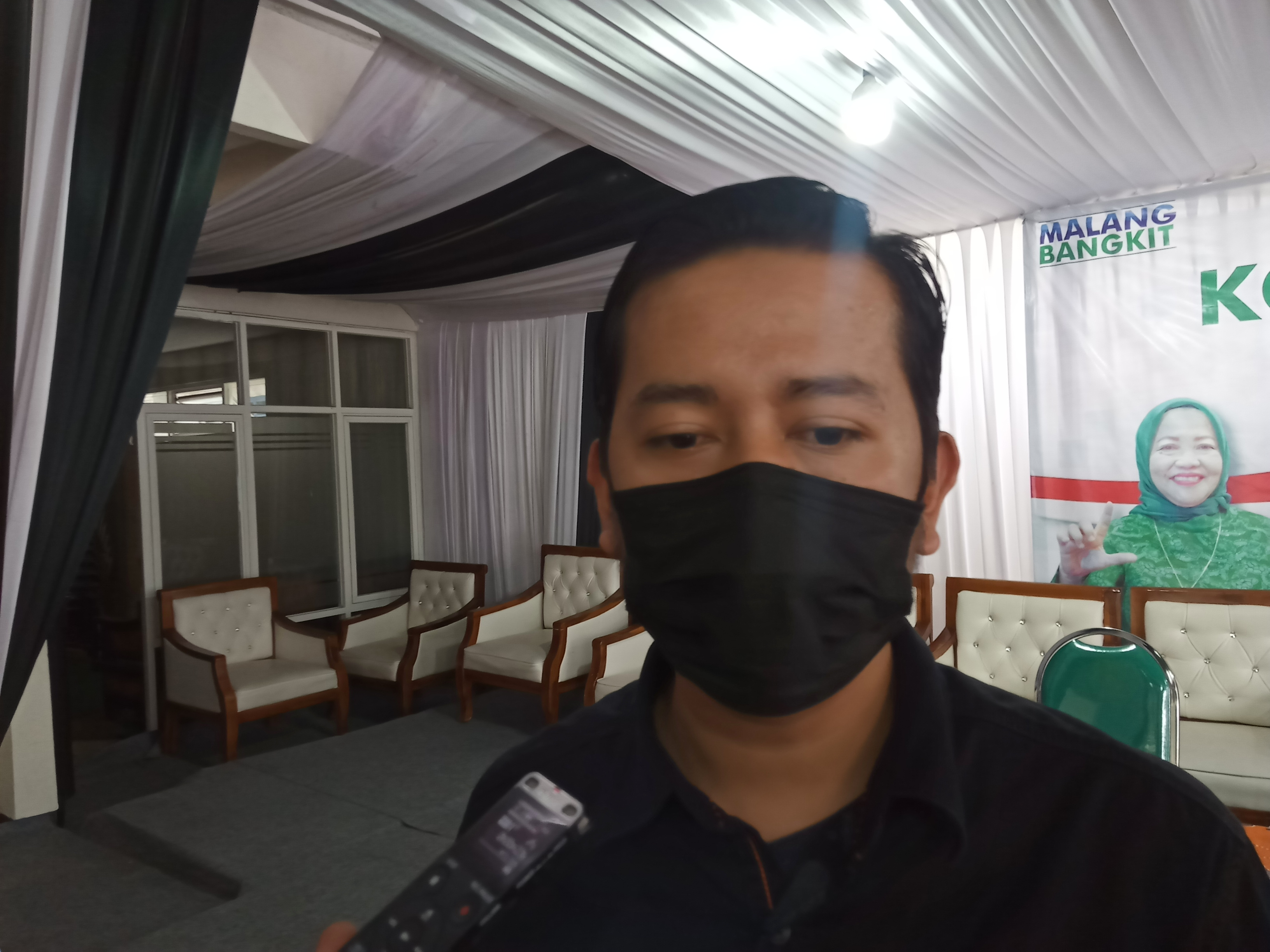 Jubir pasangan calon (paslon) Bupati Malang nomor urut 02, Anas Muttaqin saat ditemui di Kantor DPC PKB Kabupaten Malang (Foto: Lalu Theo/Ngopibareng.id)