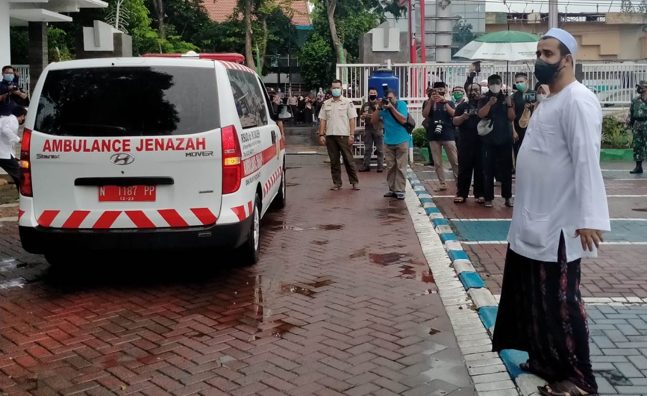 Walikota Hadi Zainal Abidin melepas jenazah Wawali HM Soufis Subri dari halaman Kantor Pemkot Probolinggo, 9 Desember 2020. (Foto: Ikhsan Mahmudi/Ngopibareng.id)