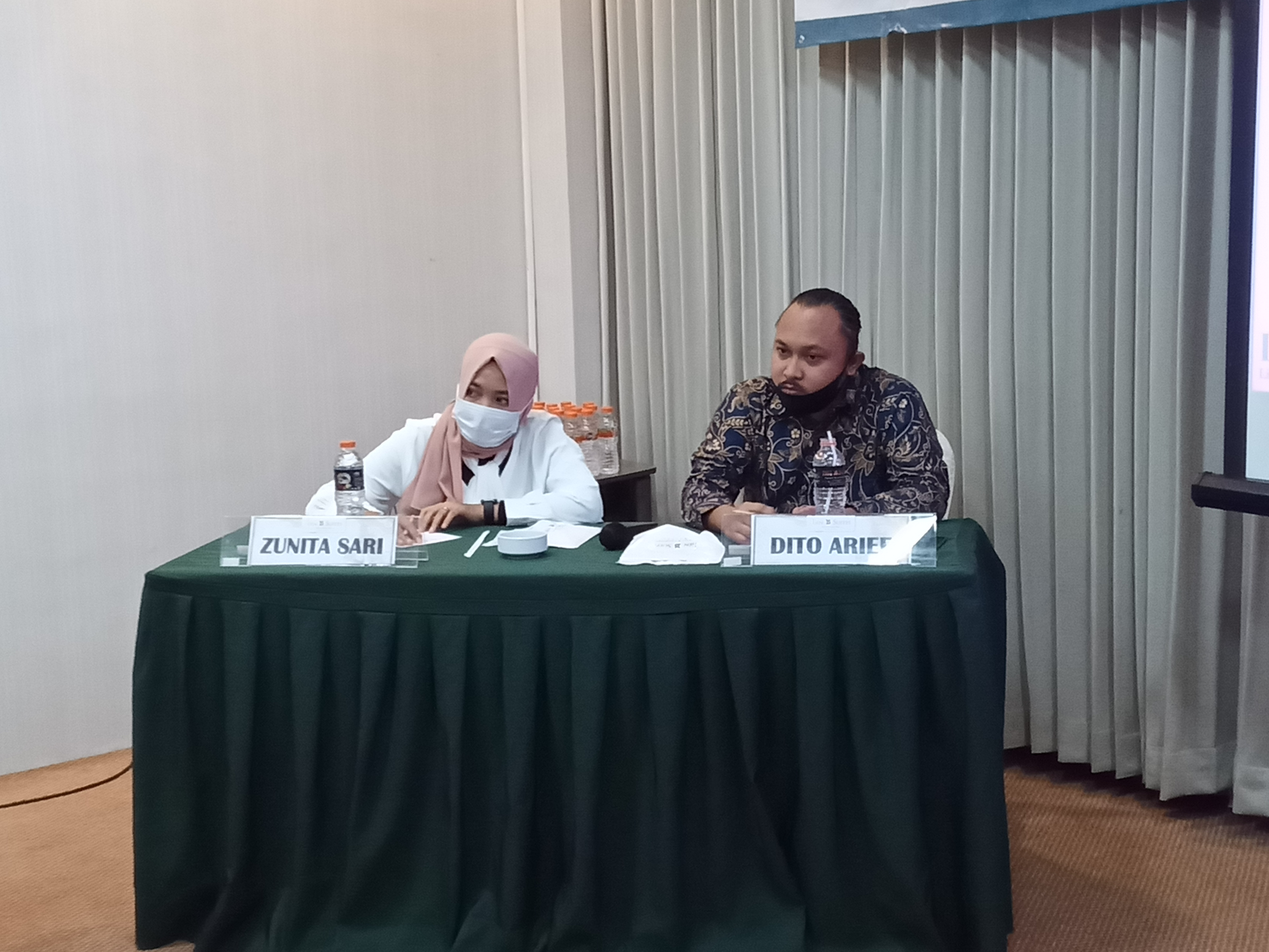 Tim Riset LSI Denny JA, Zunita Sari dan Analis Denny JA, Dito Arief saat konferensi pers hasil hitung cepat Pilkada Kabupaten Malang (Foto: Lalu Theo/ngopibareng.id)