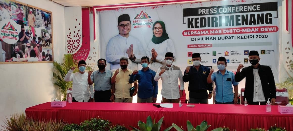 Tim pemenangan pasangan calon Hanindhito Himawan Pramana-Dewi Maria Ulfa di Pilkada Kediri mengumumkan kemenangan pasangannya dari hasil hitung cepat, Rabu 9 Desember 2020. (Fendy Plesmana/Ngopibareng.id)