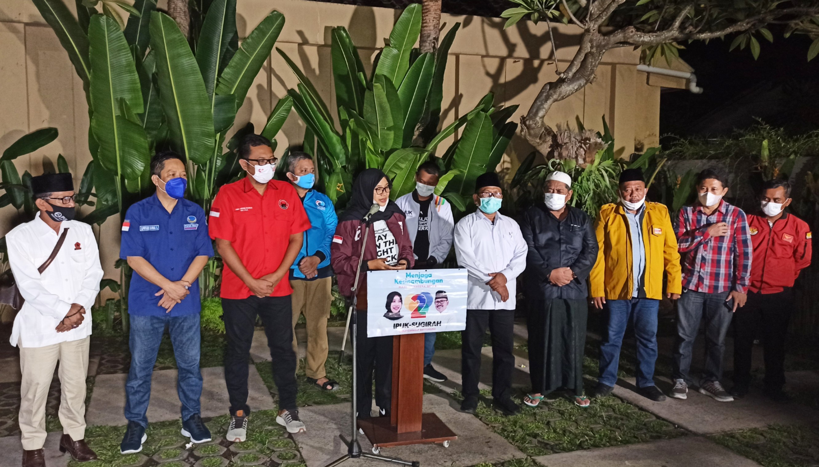 Ipuk-Sugirah didampingi partai pengusung dan pendukung memberikan keterangan di kediamannya (foto:Muh Hujaini/Ngopibareng.id)