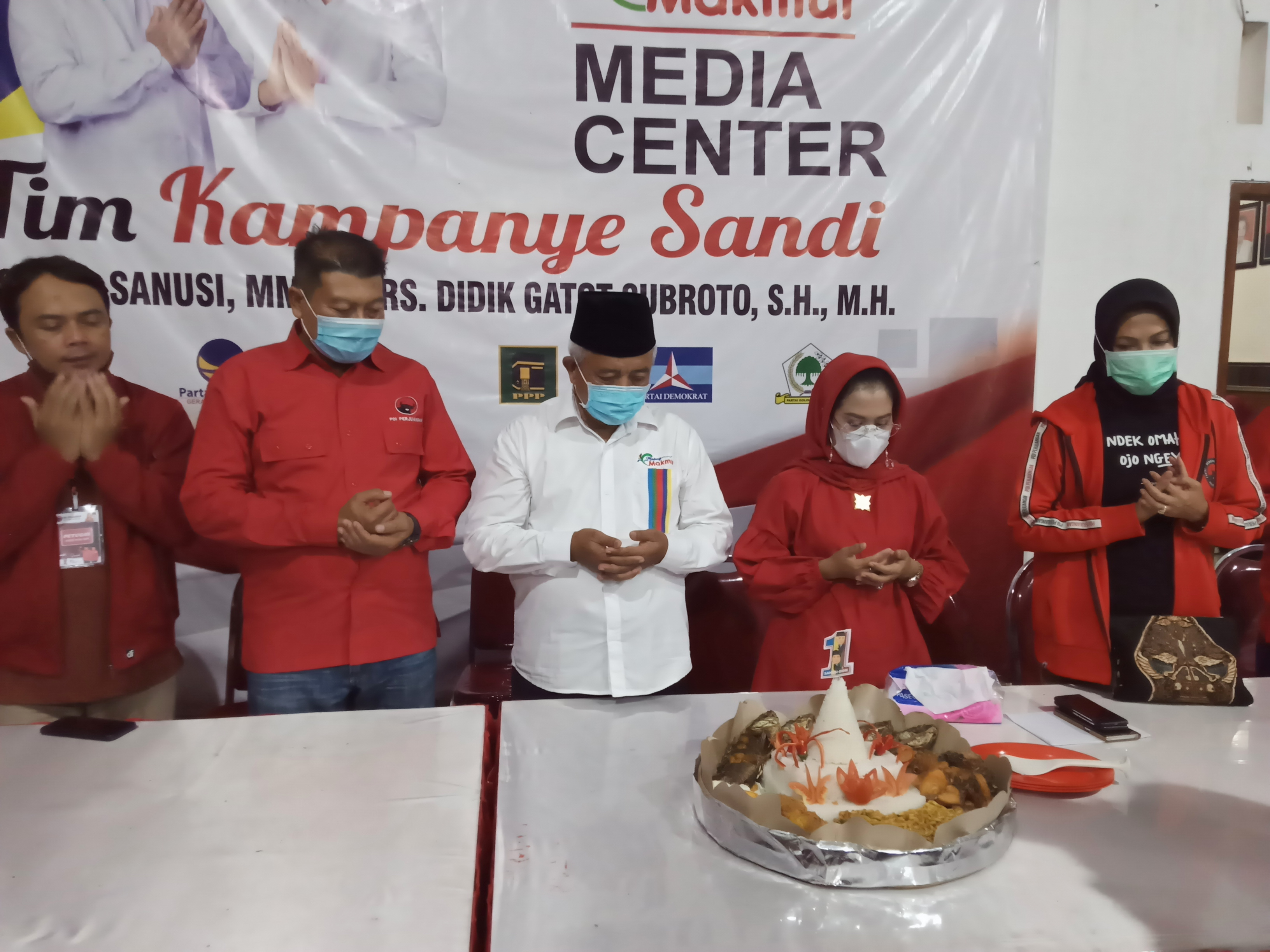 Pasangan calon (paslon) Bupati Malang petahana, Muhammad Sanusi-Didik Gatot Subroto saat berada di Kantor DPC PDIP Kabupaten Malang, Jawa Timur. (Foto: Lalu Theo/Ngopibareng.id)