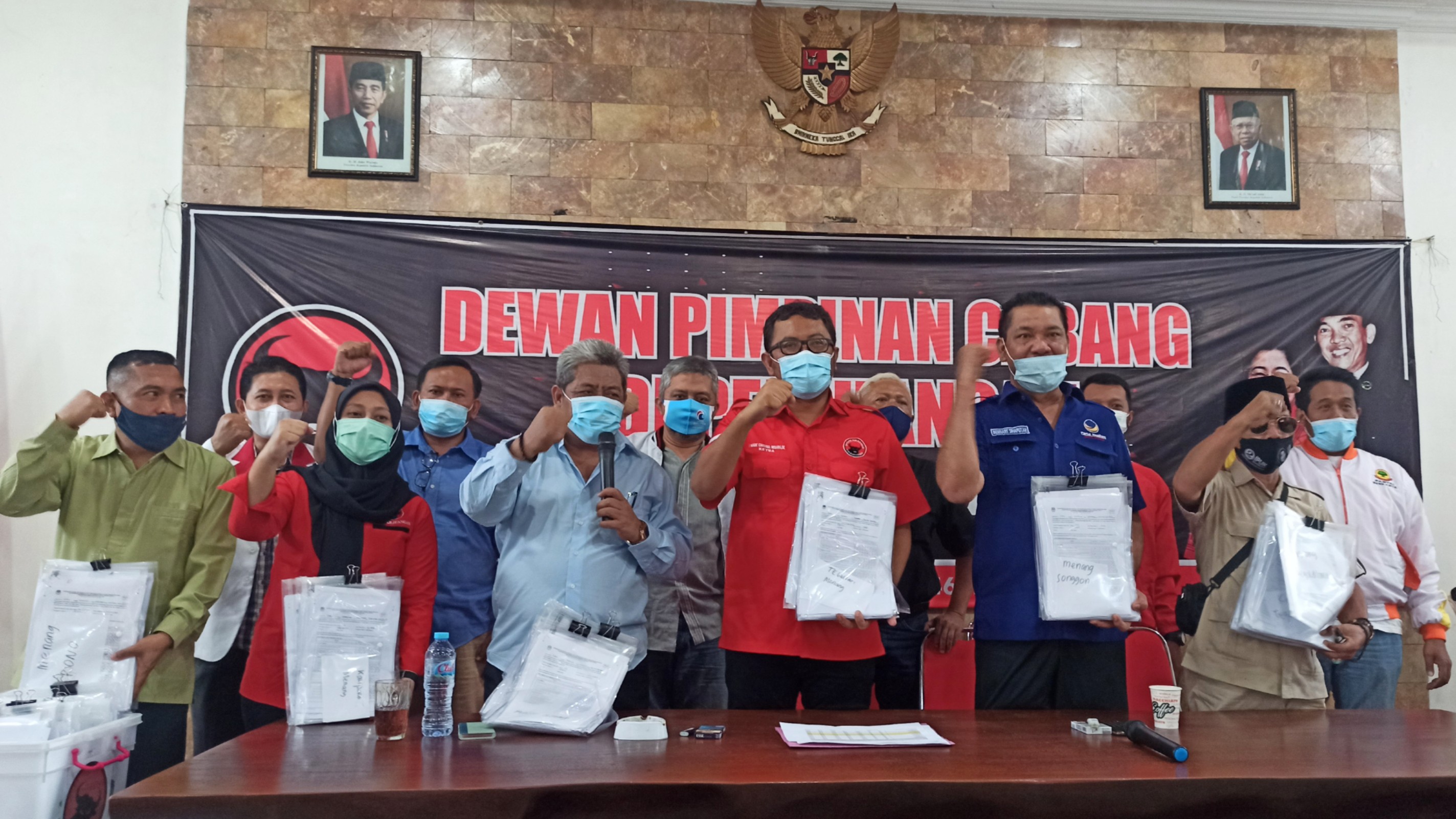 Ketua DPC PDIP I Made Cahyana Negara bersama perwakilan partai pengusung dan pendukung menyampaikan hasil real count di Kantor DPC PDIP Banyuwangi (foto:Muh Hujaini/Ngopibareng.id)