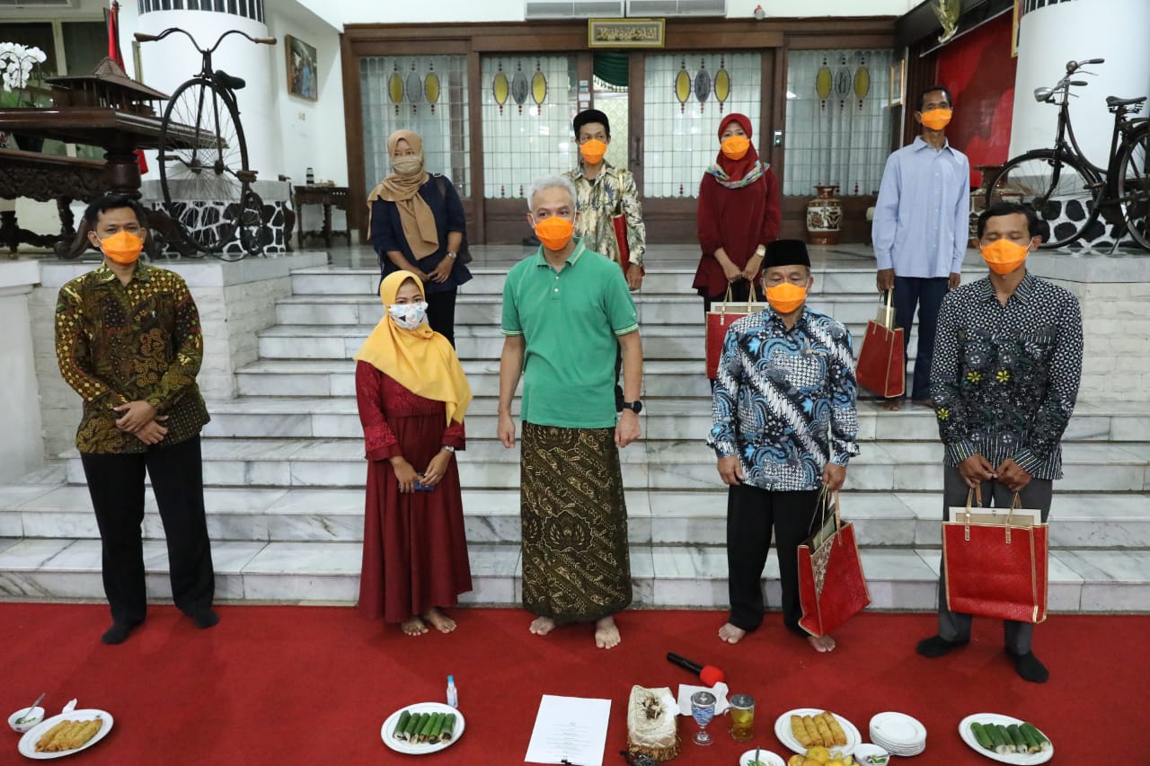 Gubernur Jawa Tengah Ganjar Pranowo memberikan piagam Tokoh Teladan Kejujuran kepada pemulung, penjual sayur, penjual gorengan keliling, driver ojek online, karyawan swasta dan masyarakat lainnya, Senin 7 Desember 2020. (Foto: Dok. Pemprov Jateng)