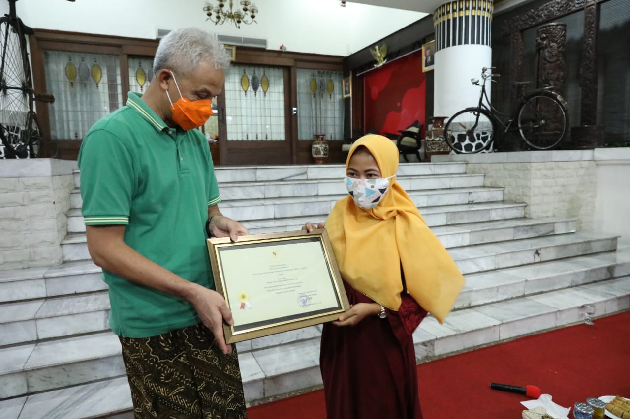 Widiyanti, penjual sayur dan gorengan keliling asal Kebumen mendapat piagam Tokoh Teladan Kejujuran dari Gubernur Ganjar Pranowo. (Foto: Dok. Pemprov Jateng)