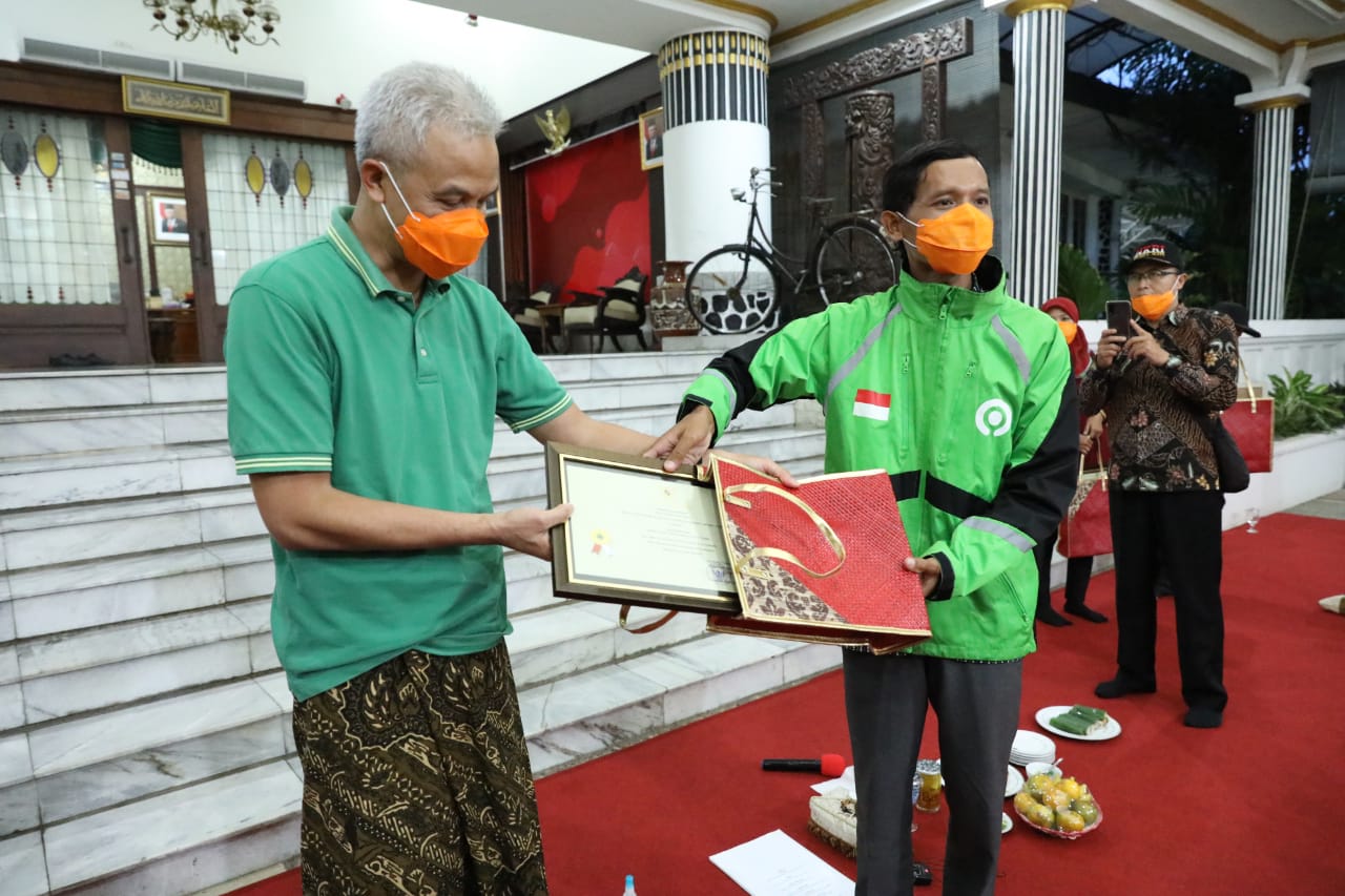 Kisah driver ojek online bernama Dian Ramadhan asal Purwokerto yang mengembalikan uang kelebihan pembayaran Rp 100.000. (Foto: Dok. Pemprov Jateng)