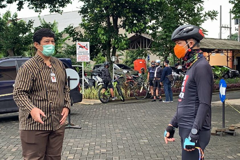 Gubernur Jawa Tengah Ganjar Pranowo bertemu pasien Covid-19 kategori Orang Tanpa Gejala (OTG), yang menjalani isolasi di BPSDM, Kamis 10 Desember 2020. (Foto: Dok. Pemprov Jateng)