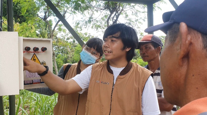 Mahasiswa ITTS saat menjelaskan fungsi panel pada warga Desa Kalidahu, Blitar. (Foto: istimewa)