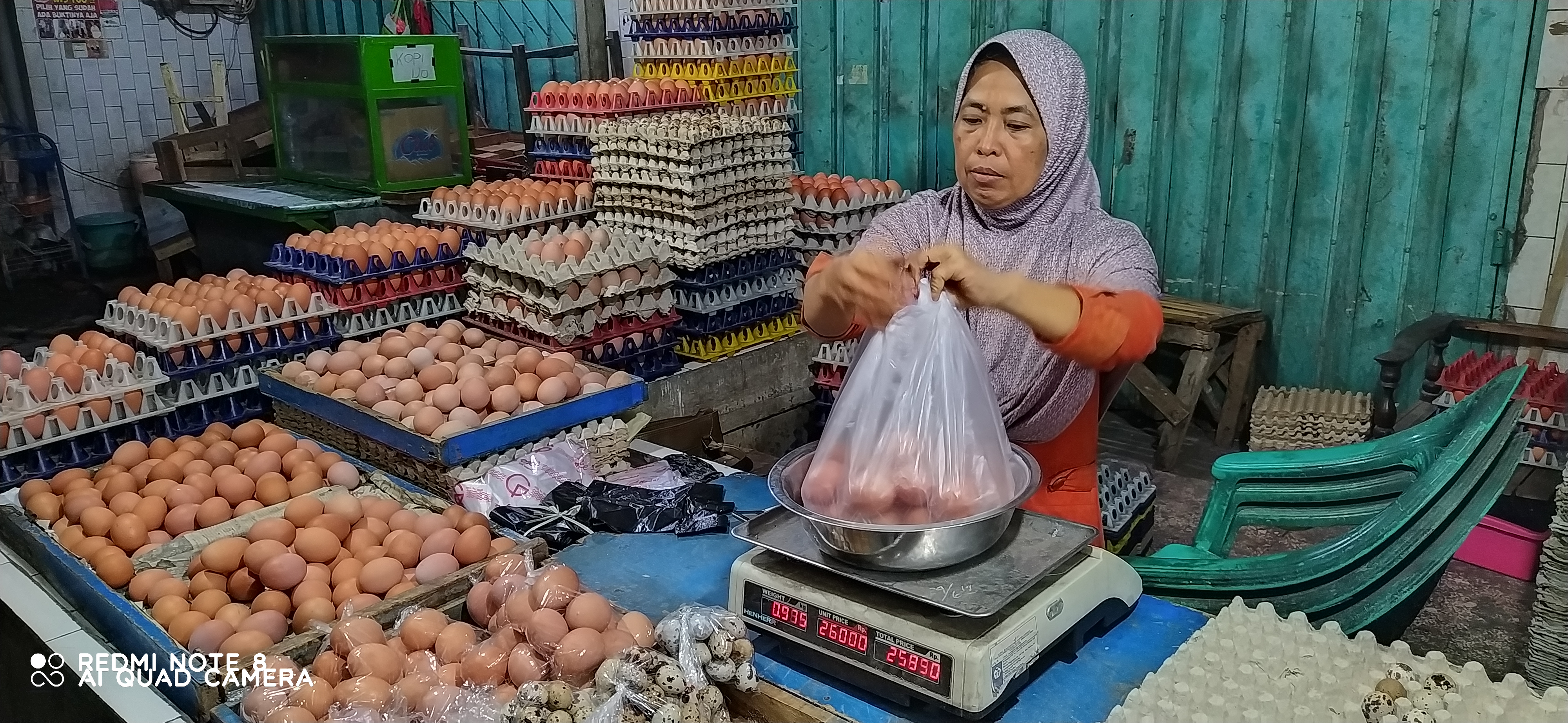 Jelang Natal dan Tahun Baru harga telur naik  (Fendi Plesmana/Ngopibareng.Id) 