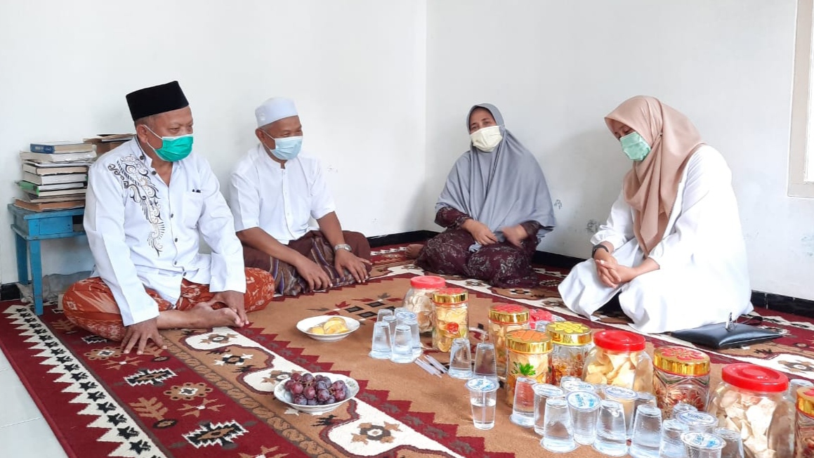 Calon Bupati Banyuwangi Ipuk Fiestiandani Azwar Anas bersilaturahmi ke  Rais Syuriah Nahdlatul Ulama (NU) KH Zainullah Marwan di Pondok Pesantren Al-Falah, Siliragung (foto: istimewa)