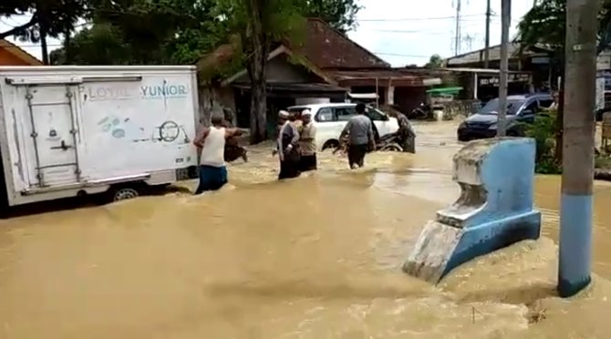 Ketinggian air di Blega, Bangkalan setinggi lutut orang dewasa. (Foto: Ant)