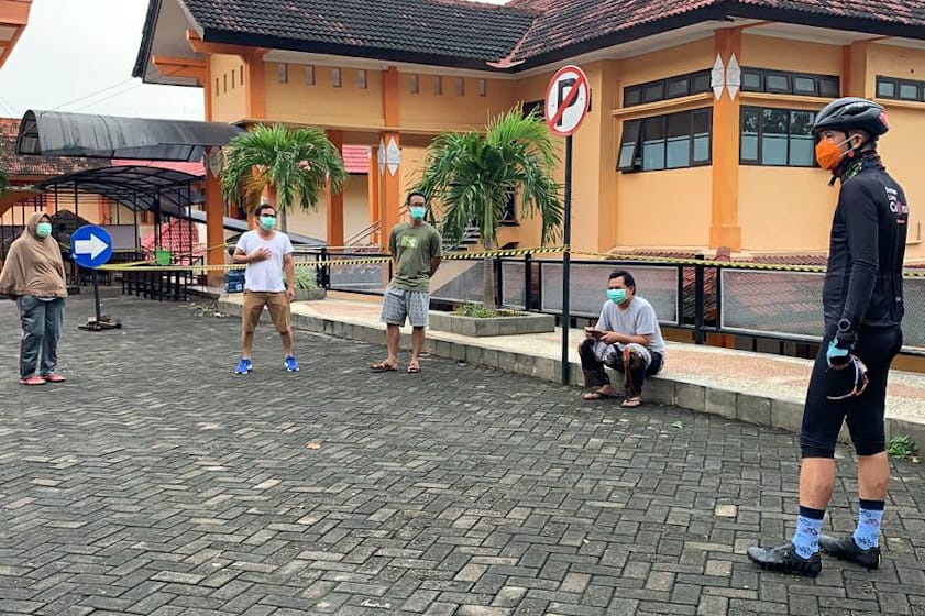 Gubernur Ganjar meninjau pasien OTG yang menjalani isolasi. (Foto: Dok Prov Jateng)