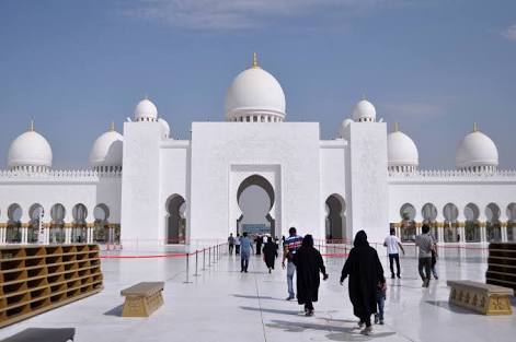 Kaum Muslimin menuju ke masjid setiap panggilan salat. (Foto: Istimewa)