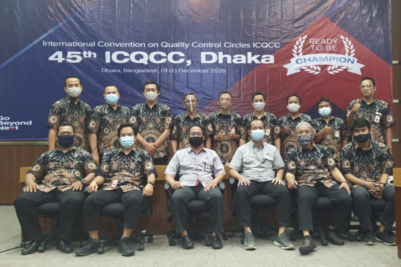 im Minimize, Tim Selfie dan Tim 007_win foto bersama usai menerima penghargaan kategori Platinum pada ajang Internasional Convention on Quality Control Circles (ICQCC), Bangladesh. (Istimewa)