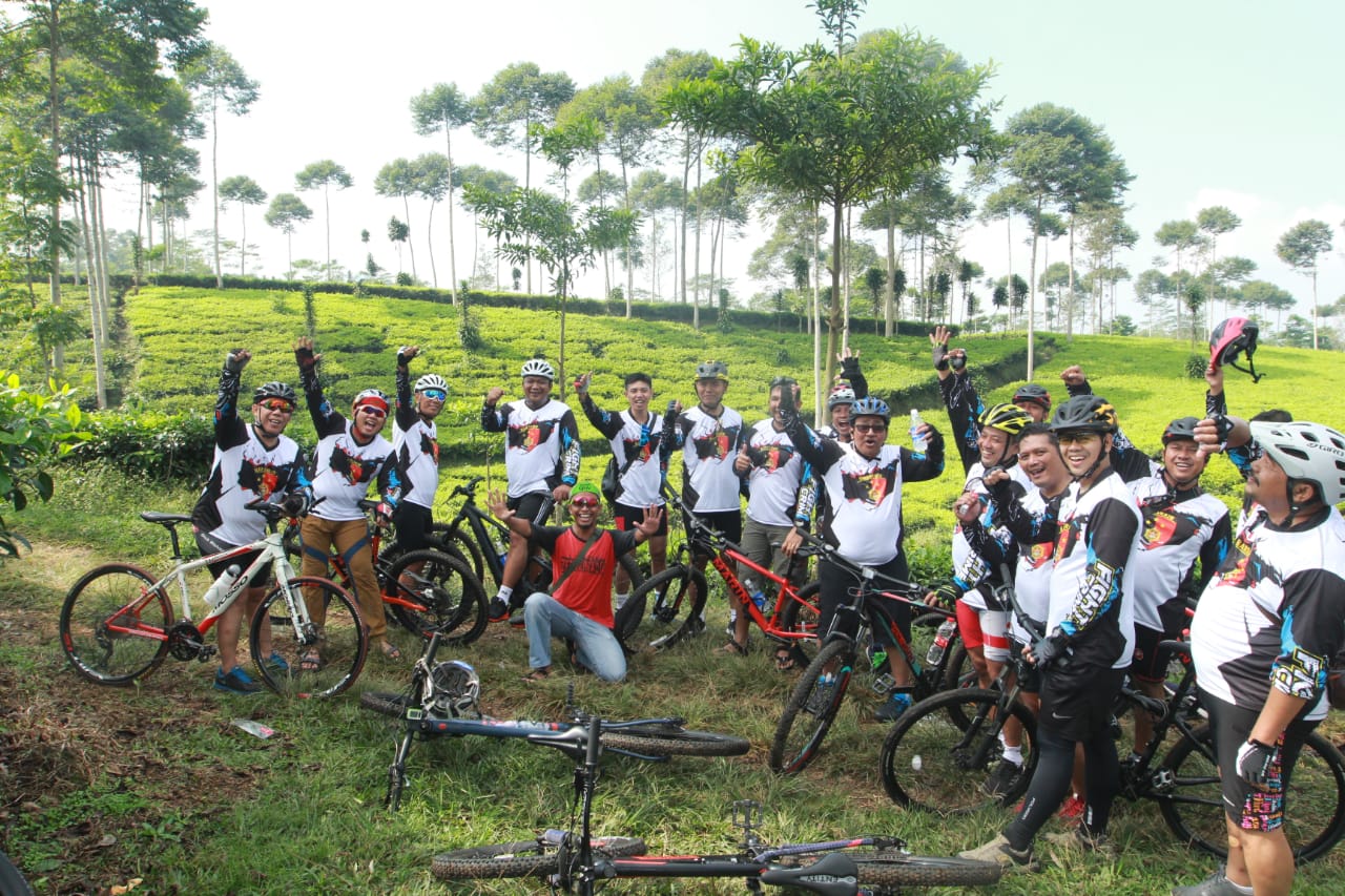 Anggota Ditreskrimum Polda Jateng gowes bareng dan rafting. (Foto: istimewa)