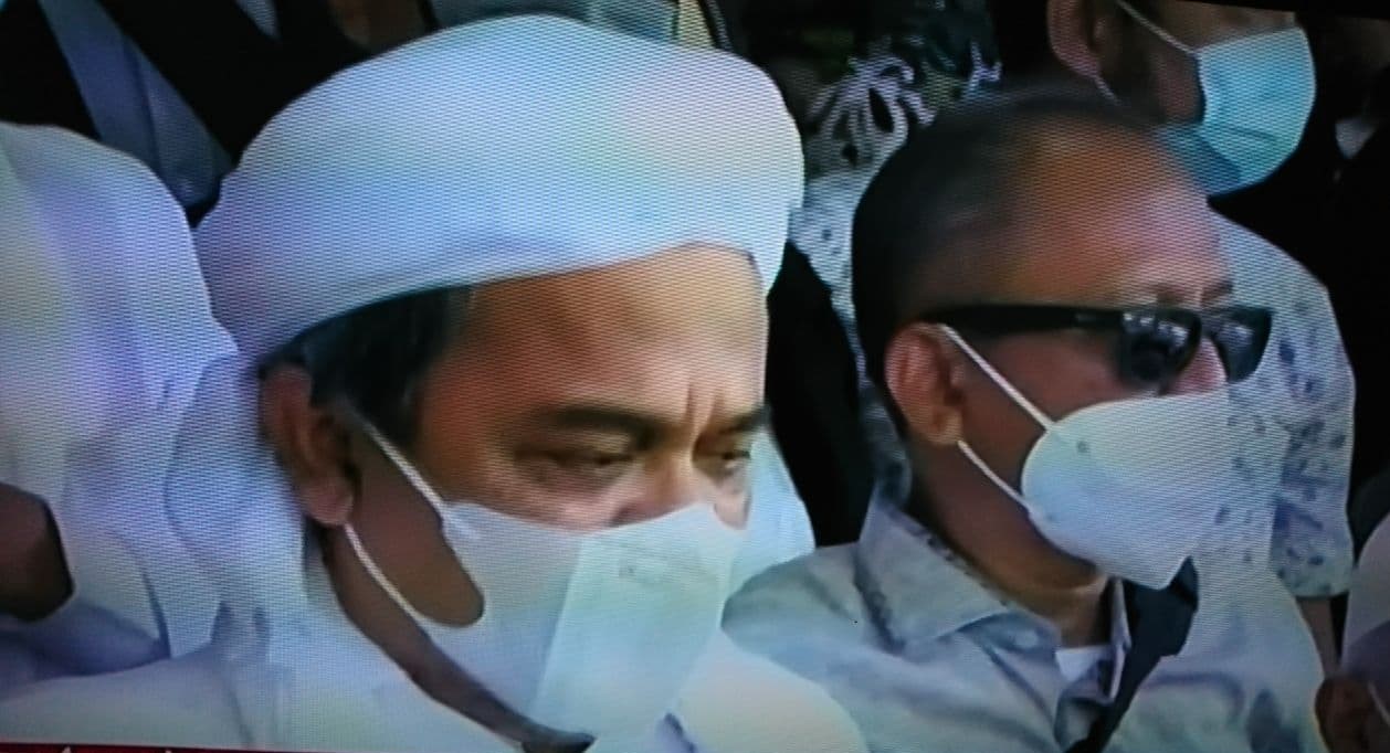 Rizieq Syihab saat tiba di Polda Metro Jaya untuk diperiksa, Sabtu 12 Desember 2020. (tangkapan layar)