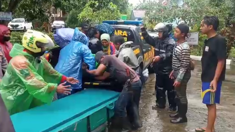 Polisi mengevakuasi korban untuk dibawa ke Puskesmas Licin (Foto: istimewa)