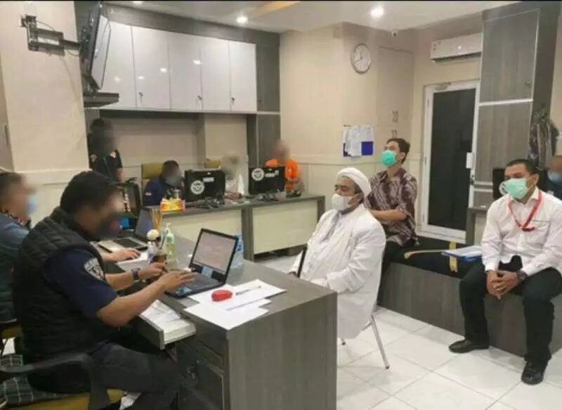 Rizieq Shihab menjalani pemeriksaan di Mapolda Metro Jaya. (Foto: Istimewa)