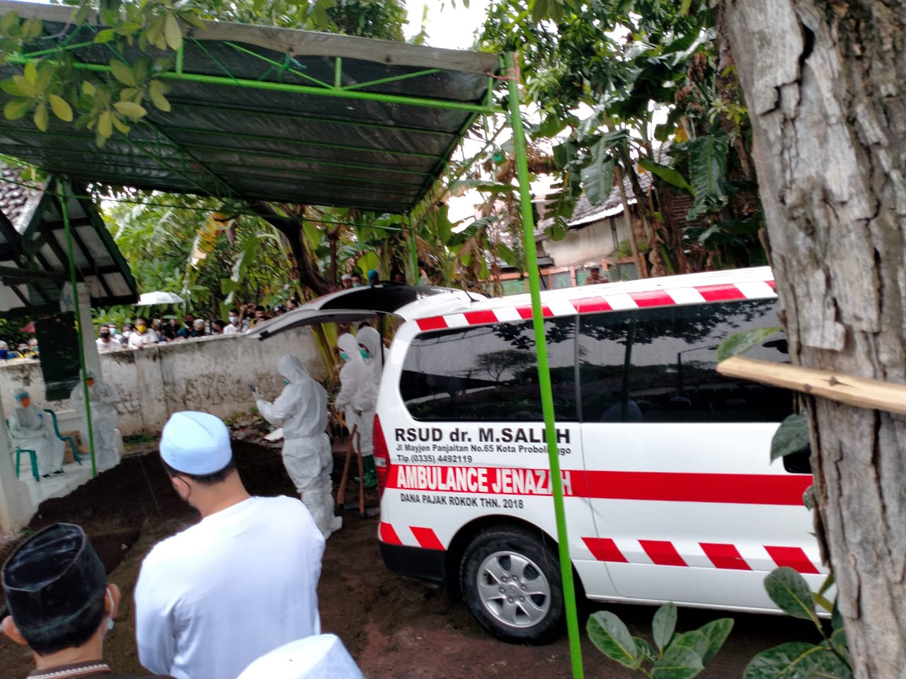 Proses pemakaman jenazah Wawali Kota Probolinggo, HM. Soufis Subri di pemakaman keluarga di Kelurahan  Kebonsari Kulon. (foto: Ikhsan Mahmudi/Ngopibareng.id)