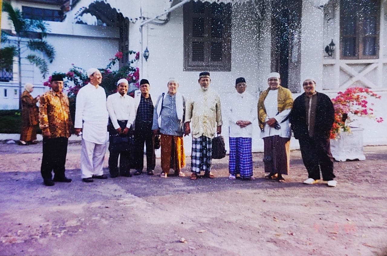 Foto kenangan Ahmad Fahrur Rozi atau Gus Fahrur (paling kanan) saat Istighosah pasca Tsunami Aceh pada awal 2005 silam di kediaman Bupati Beureun Aceh bersama KH Hasyim Muzadi, KH Idris Marzuki, dan pengasuh Pondok Pesantren Asshiddiqiyah, KH Noer Muhammad. (Foto: Dok. Pribadi)