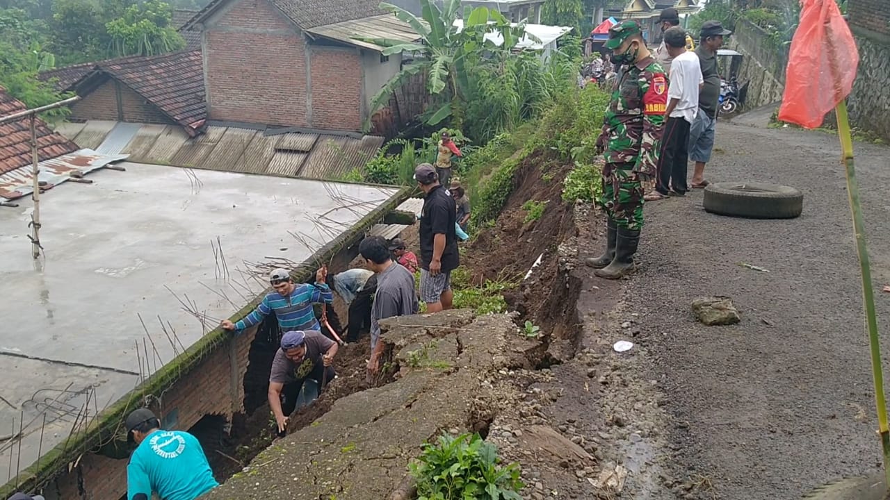 Plengsengan jalan ambrol timpa rumah warga. (Foto: Istimewa)