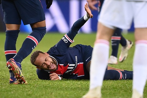 Paris Saint-Germain (PSG) apes, sang bintang Neymar cedera dan tumbang melawan Lyon di pekan ke-14 Liga Prancis, Minggu 13 Desember 2020 waktu setempat, atau Senin dini hari WIB. (Foto: Twitter Ligue1)