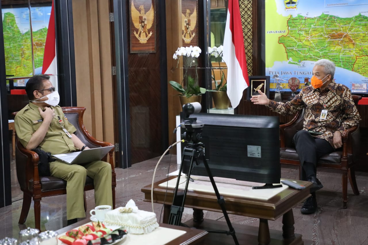 Gubernur Ganjar Pranowo saat Rakor via Zoom dengan Menko Marvest Luhut Binsar Pandjaitan terkait Penanganan Covid-19 di Jateng, Jabar, DKI Jakarta, Jatim di Ruang Kerja Gubernur, Senin 14 Desember 2020. (Foto: Dok. Pemprov Jateng)