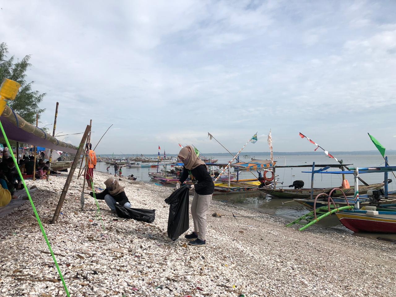 BEM Unusa saat membersihkan sampah di sepanjang Pantai Kenjeran Surabaya, Senin 14 Desember 2020. (Foto: Dok. Unusa)