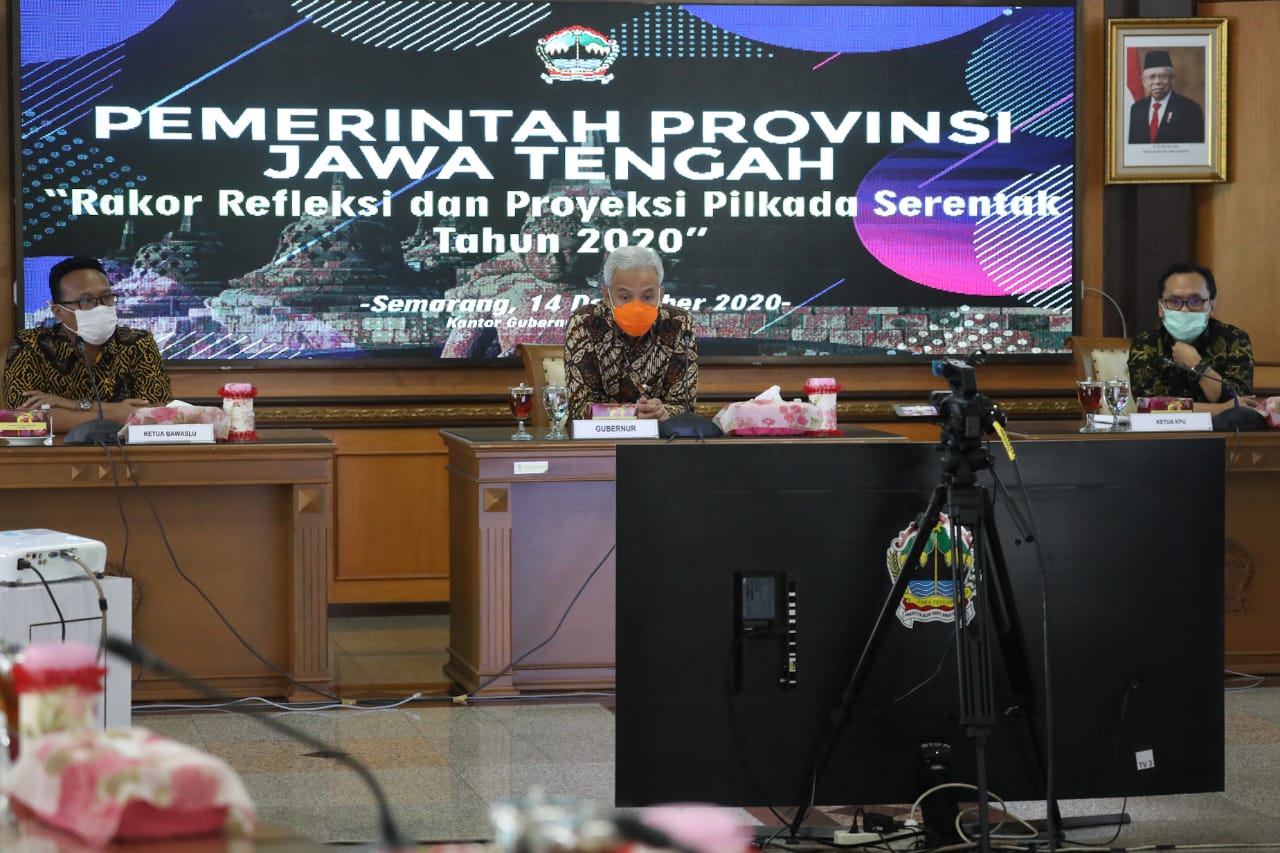 Gubernur Ganjar saat mengikuti rapat evaluasi bersama Menko Polhukam dan Mendagri melalui zoom, Senin, 14 Desember 2020. (Foto: Dok Prov Jateng)