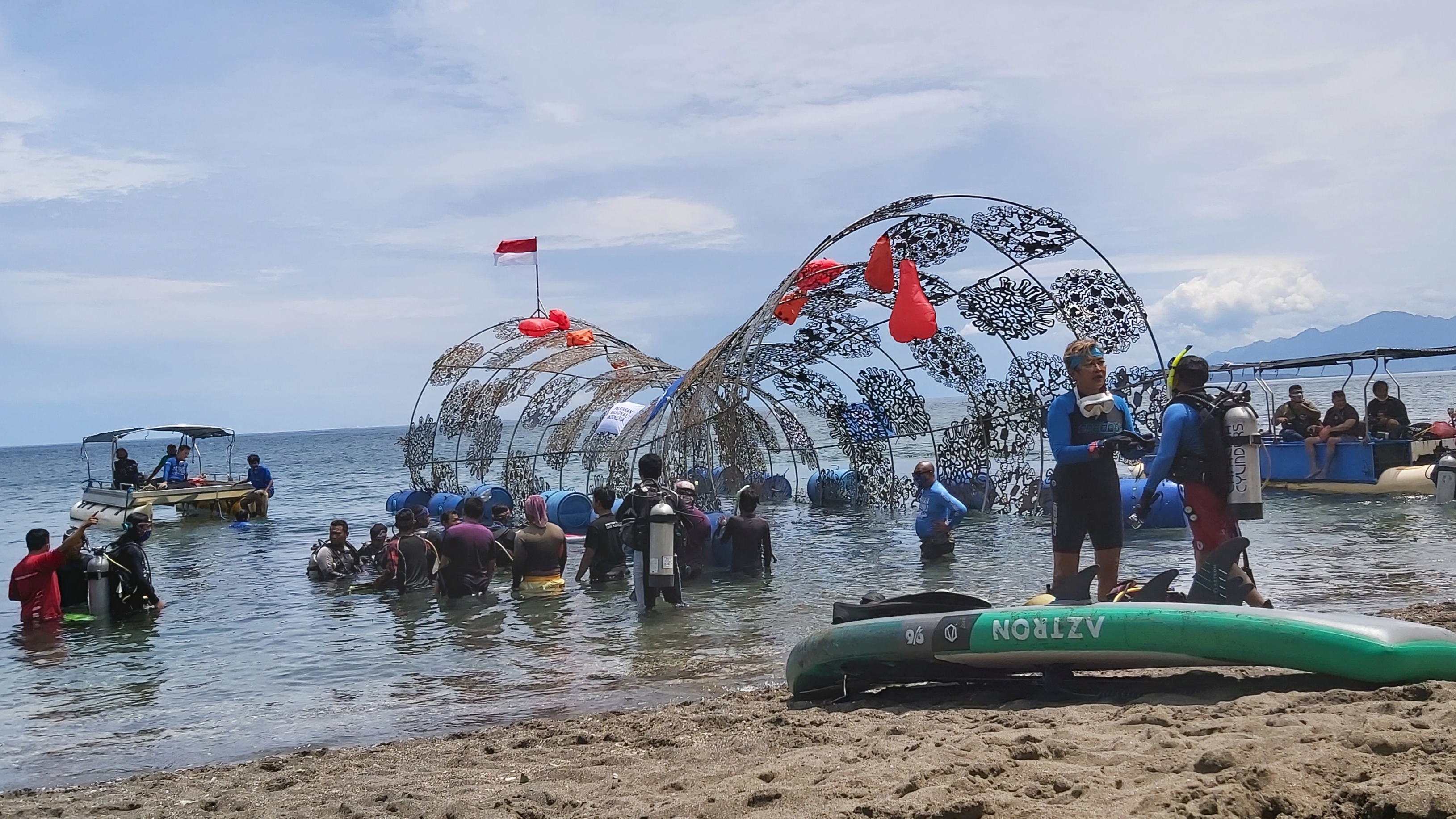 Terumbu karang buatan yang berbentuk terowongan dengan dinding lempengan besi menyerupai wujud mikroskopik virus Corona (foto: Istimewa)