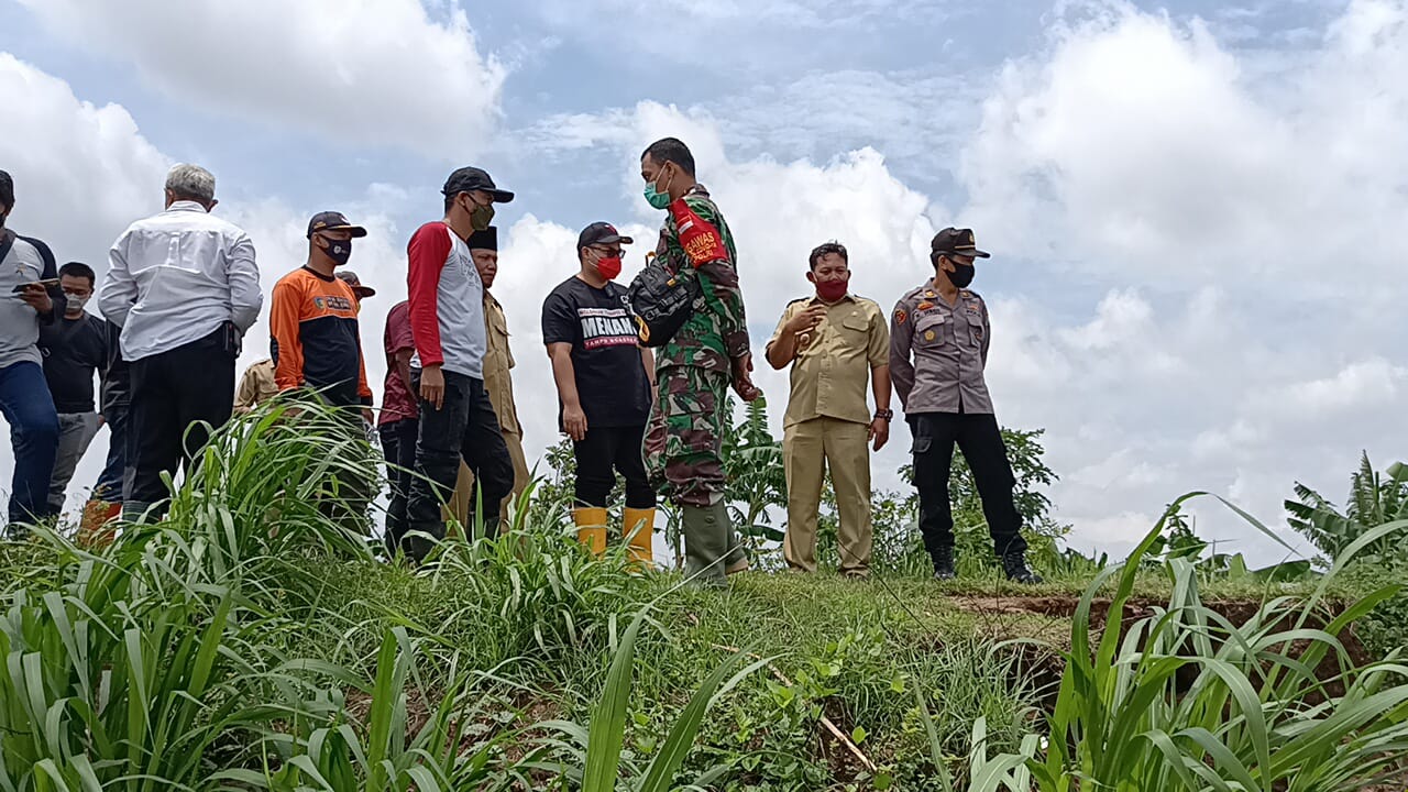 Calon Bupati Kediri terpilih versi hitung cepat sementara tinjau lokasi banjir. (Foto: Istimewa)