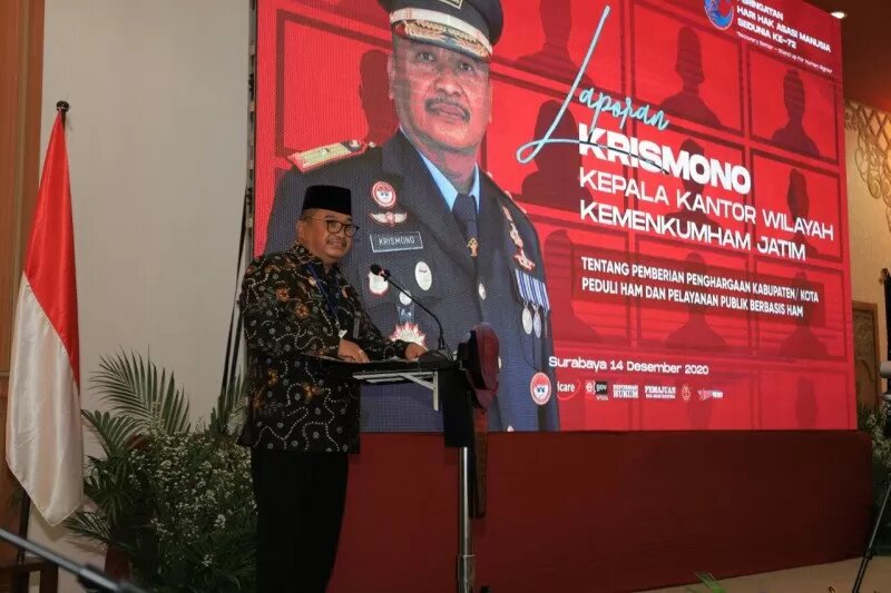 Penyerahan penghargaan peduli HAM di Kantor Wilayah Kemenkum HAM Jatim. (Foto: Kemenkumham)