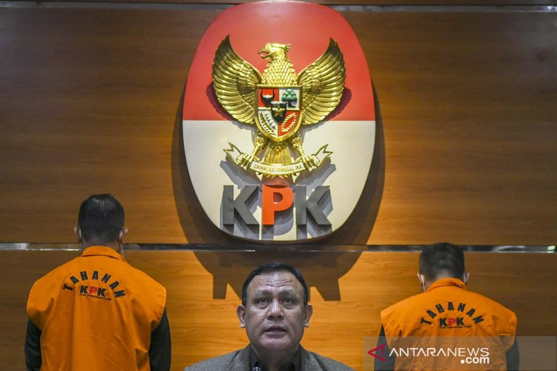 Ketua Komisi Pemberantasan Korupsi Firli Bahura saat mengumumkan dugaan korupsi bantuan sosial Covid-19. (Foto: Antara)