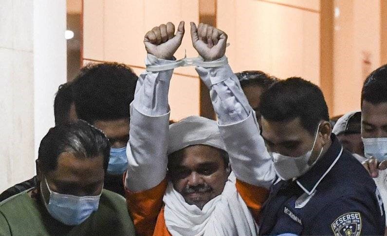 Rizieq Syihab saat akan dibawa ke mobil tahanan usai ditetapkan menjadi tersangka oleh Polda Metro Jaya. (Foto: Antara)