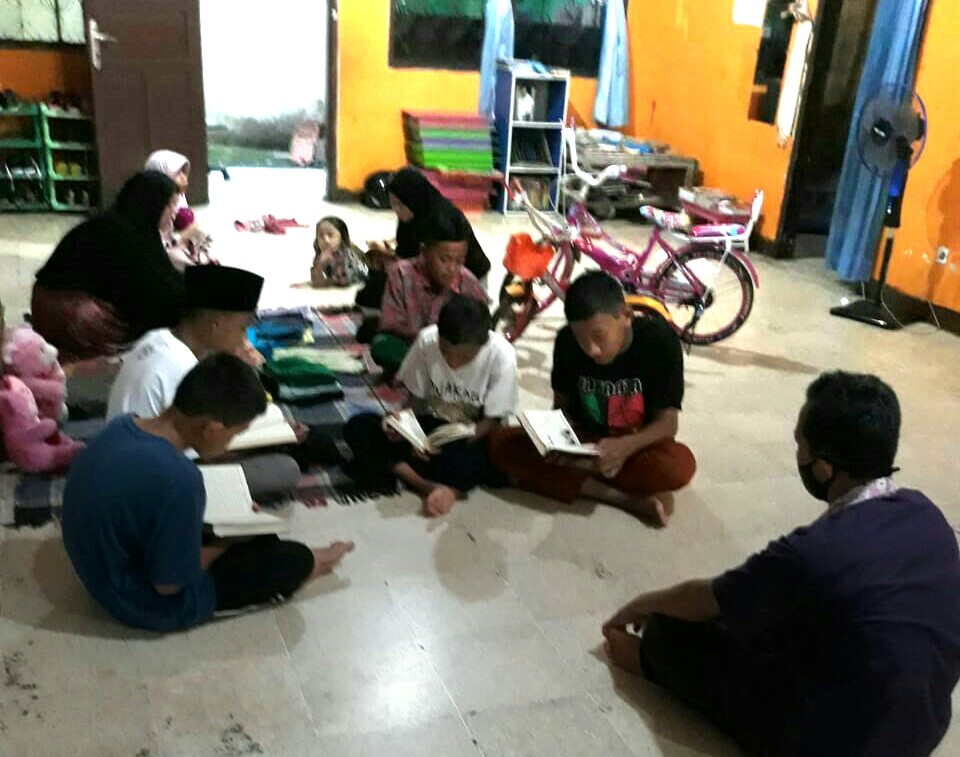 Bantuan laptop Fortadik langsung digunakan belajar bersama. (Foto: Istimewa)