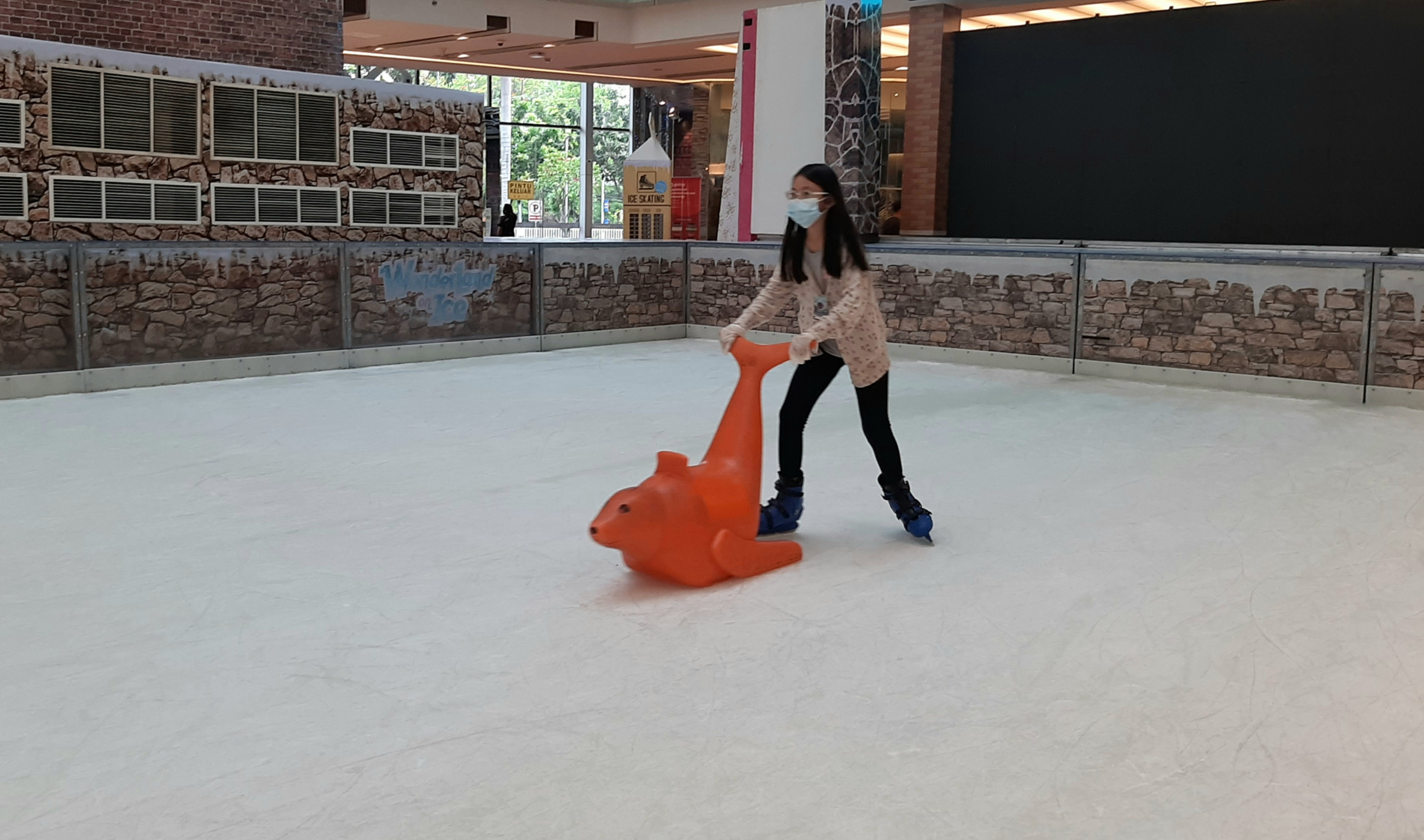 Ice skating di Grand City Surabaya. (Foto: Pita Sari/Ngopibareng.id)